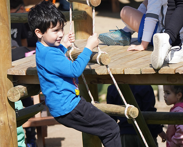 Niño jugando en terrazas sportpark
